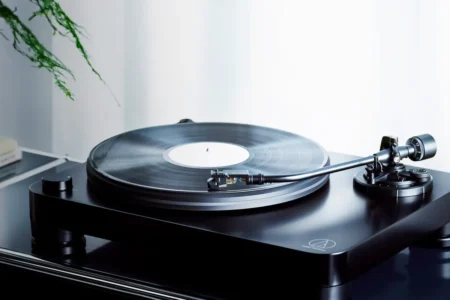 Audio-Technica lanza el AT-LP7X giradiscos de tracción por correa totalmente manua