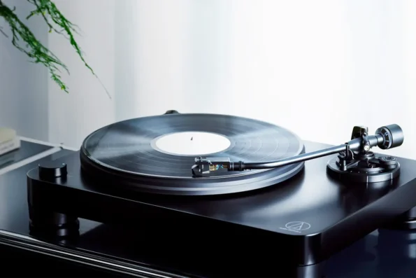 Audio-Technica lanza el AT-LP7X giradiscos de tracción por correa totalmente manua